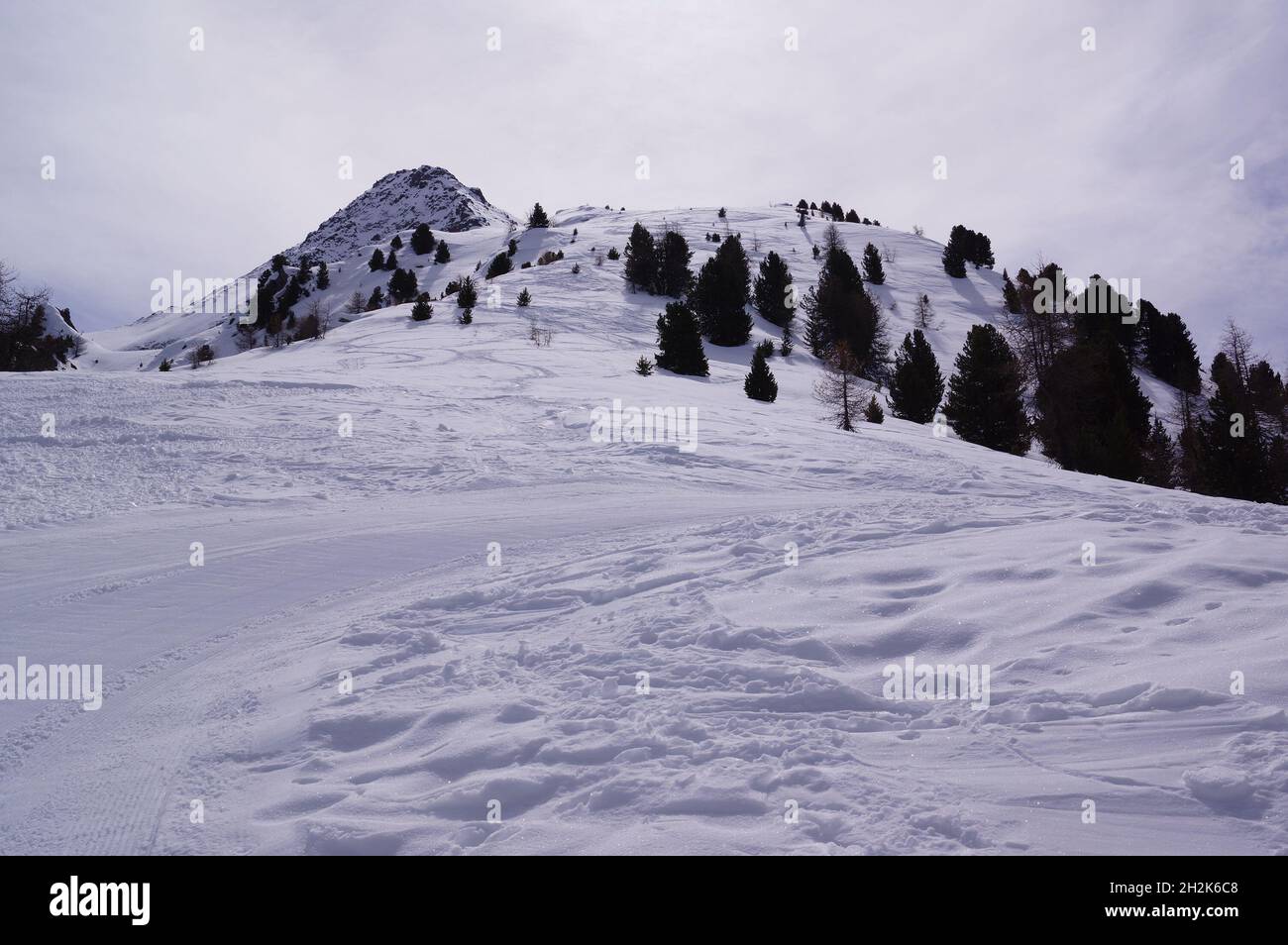 Vista panoramica sulle montagne e le piste della stazione sciistica di pila, Valle d'Aosta (Italia) Foto Stock