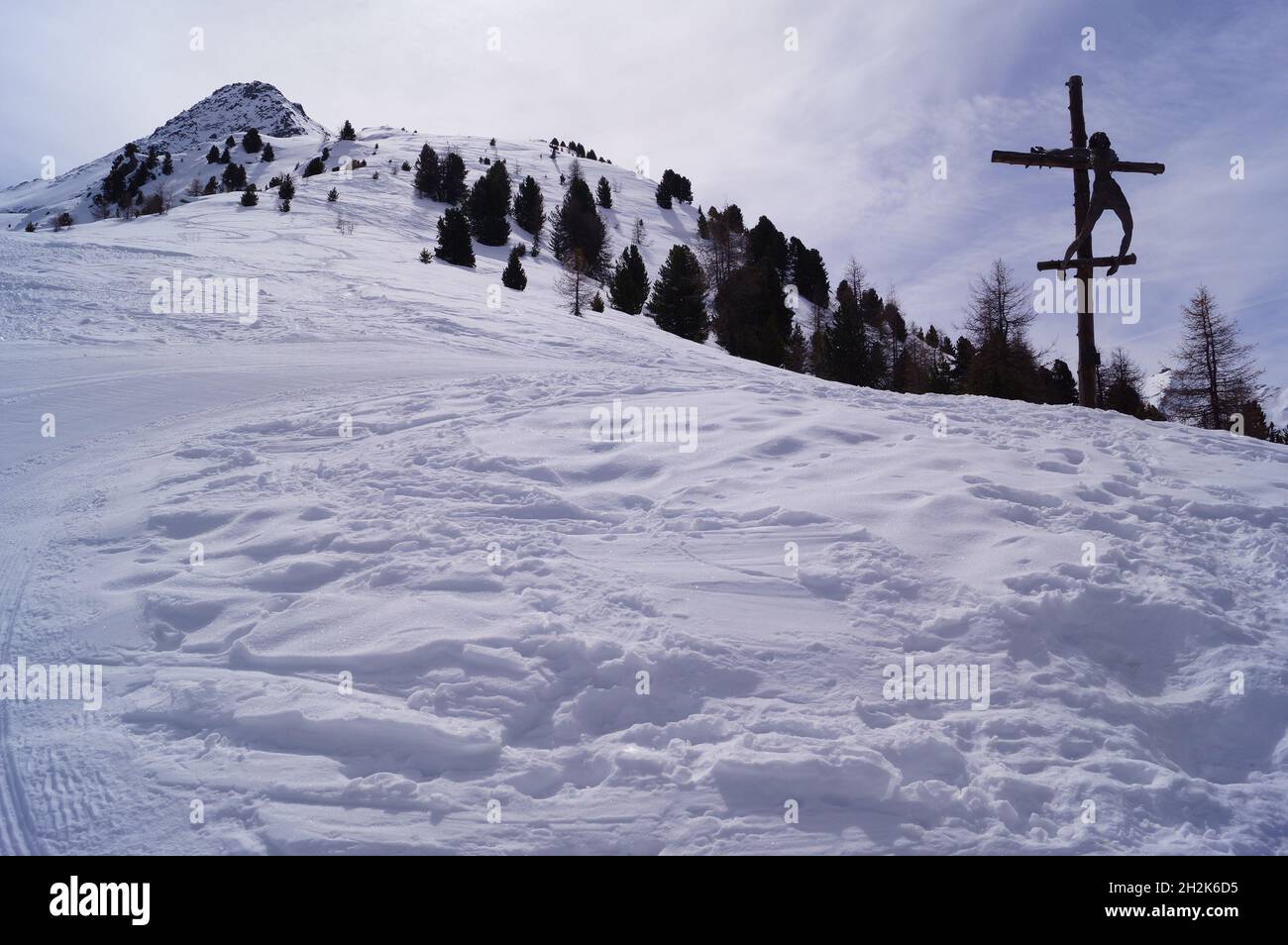 Paesaggio invernale e il Crocifisso ChamolÃ¨ a pila, Valle d'Aosta (Italia) Foto Stock