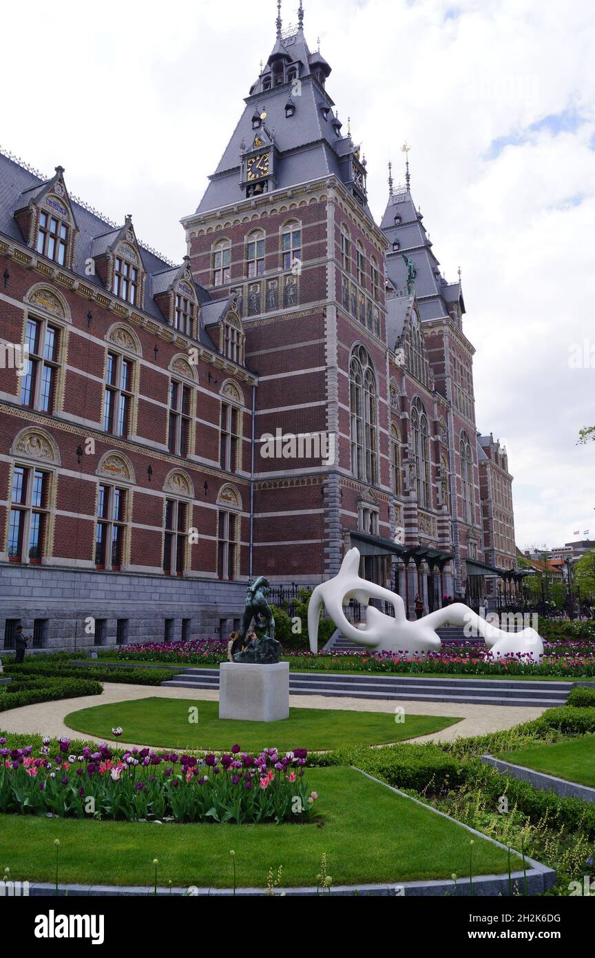 Amsterdam, Paesi Bassi: Vista sul giardino e sulla facciata del museo nazionale Rijksmuseum Foto Stock