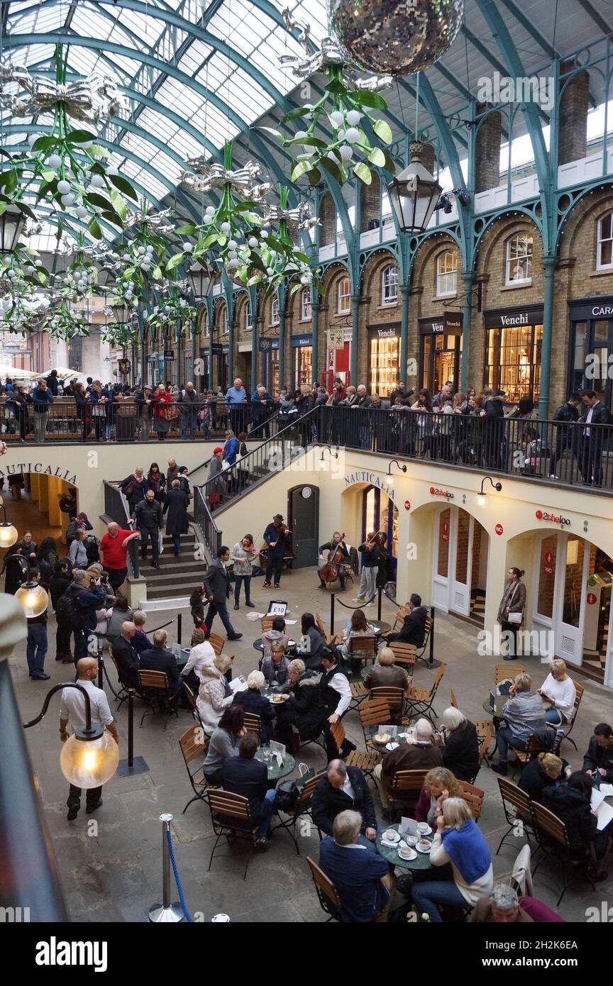 Persone che cenano in un cafÃ¨ a Covent Garden, Londra (UK), a Natale Foto Stock