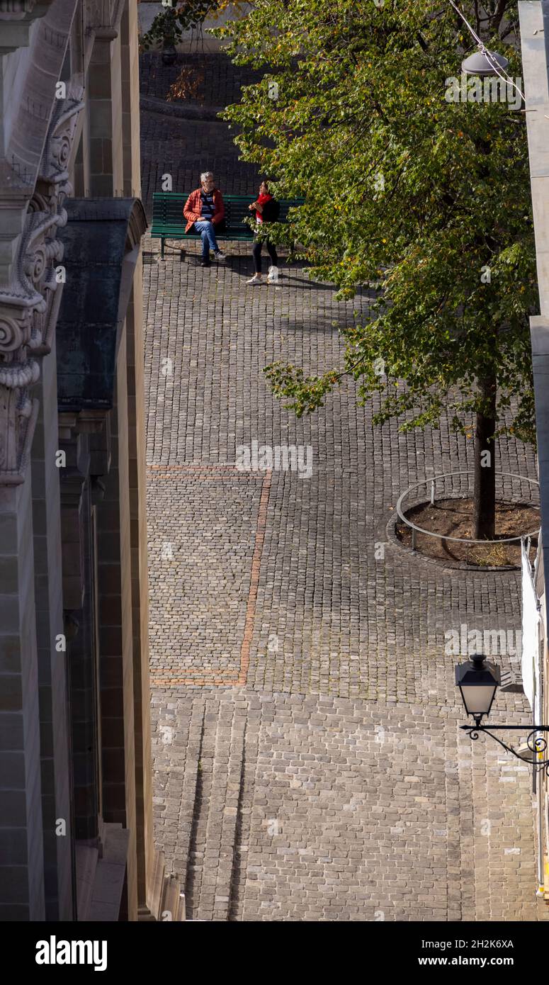 Strada tranquilla accanto alla Cattedrale di San Pietro, Ginevra, Svizzera Foto Stock