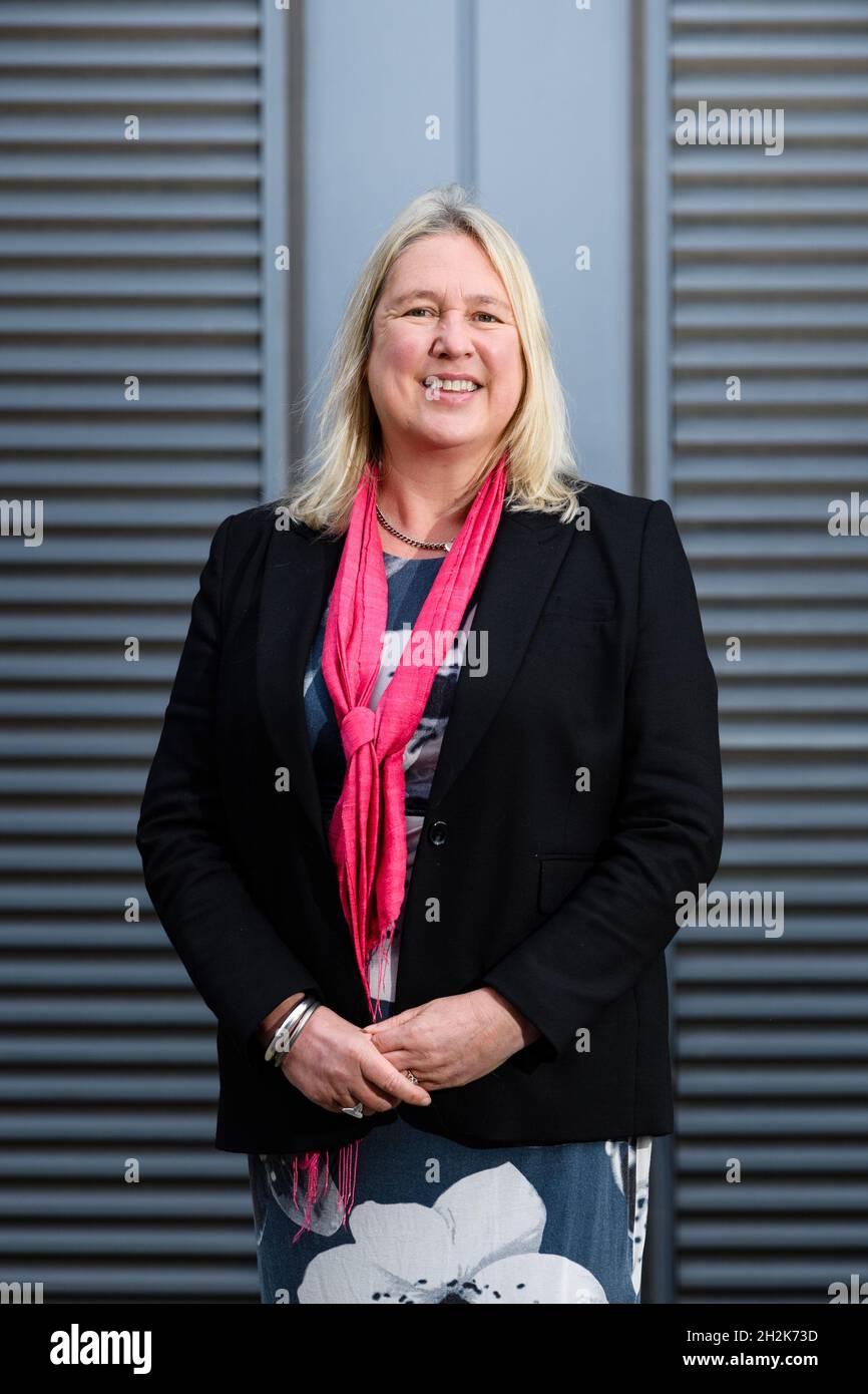 Edinburgh University, Business School, Fintech Prof Wendy Loretto (Scarf rosa) e Prof Tina Harrison Foto Stock