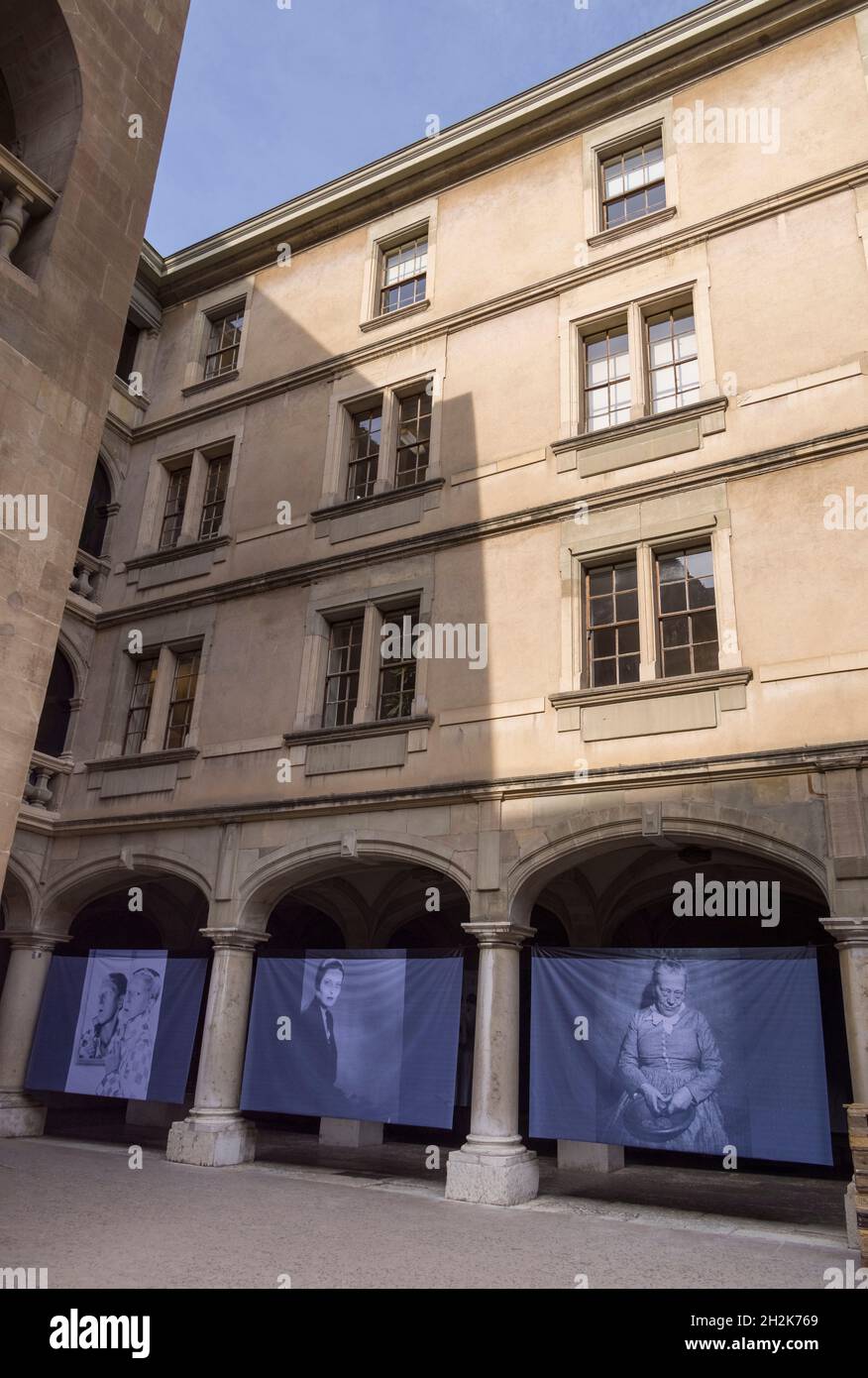 Mostra fotografica nel cortile dell'Hotel de Ville, Ginevra, Svizzera Foto Stock