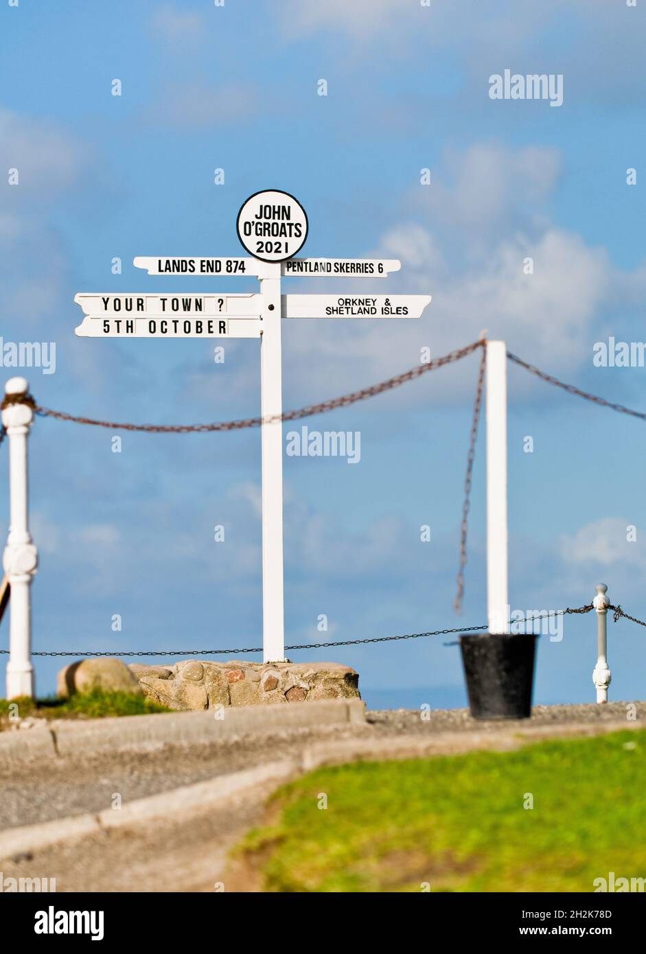 Immagine fotosopata del cartello di John o' Groats che mostra come sarebbe se non fosse stato vandalizzato. Photoshop data del 5 ottobre 2021 Foto Stock