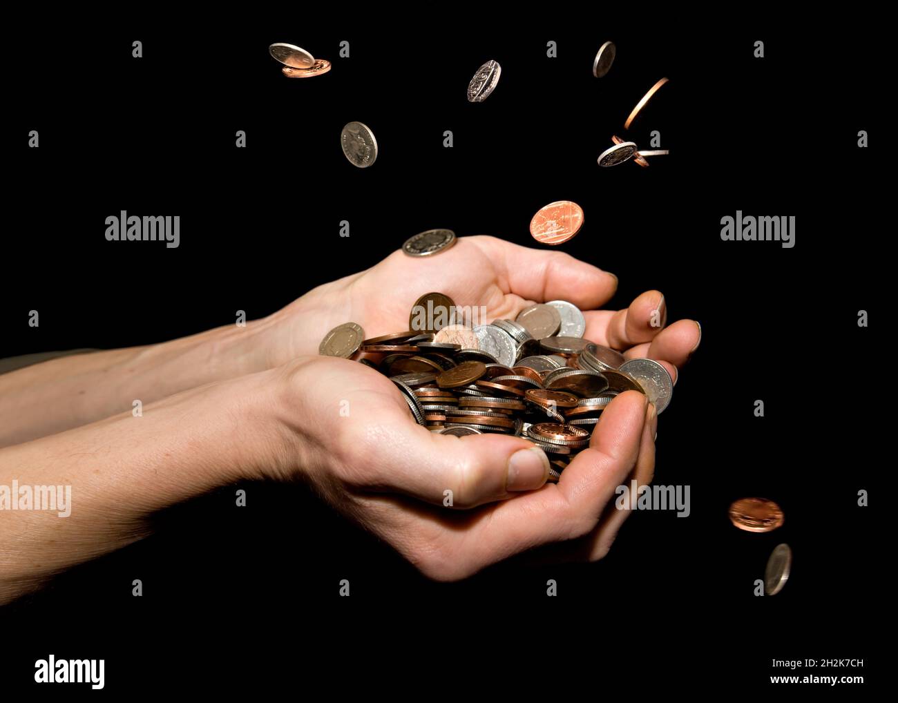 Maschio caucasico (42 anni) con le mani tenute fuori cercando di catturare il denaro, raffigurando il concetto 'il suo denaro piovente' o 'money cadendo dal cielo' o 'p Foto Stock