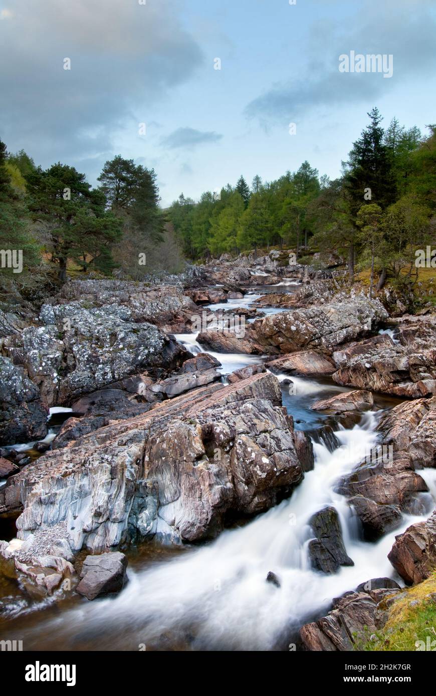 La bellissima Achness cade a bassa ondata prese a Glen Cassley, Sutherland in Scozia in prima serata Foto Stock