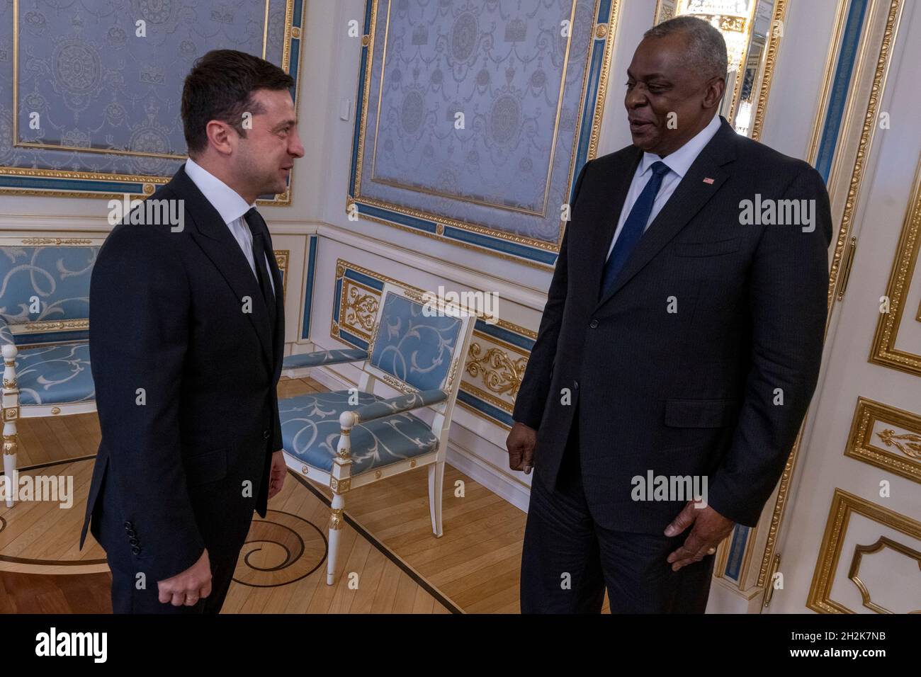 Kiev, Ucraina. 19 Ottobre 2021. Austin III, a destra, è accolto dal presidente ucraino Volodymyr Zelenskyy prima delle discussioni bilaterali al Palazzo Presidenziale 19 ottobre 2021 a Kiev, Ucraina. Austin è a Kiev per riaffermare il sostegno degli Stati Uniti alla sovranità e all'integrità territoriale. Credit: Chad McNeeley/DOD/Alamy Live News Foto Stock