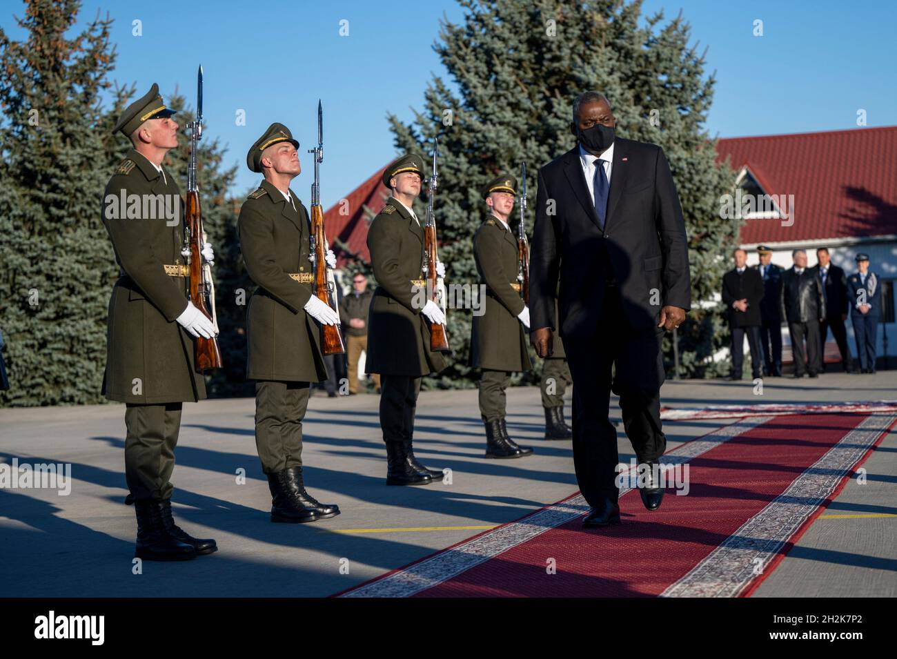 Kiev, Ucraina. 19 Ottobre 2021. Austin III, Segretario della Difesa degli Stati Uniti, cammina il tappeto rosso passato guardie d'onore durante le cerimonie di arrivo al Ministero della Difesa ottobre 19, 2021 a Kiev, Ucraina. Austin è a Kiev per riaffermare il sostegno degli Stati Uniti alla sovranità e all'integrità territoriale. Credit: Chad McNeeley/DOD/Alamy Live News Foto Stock