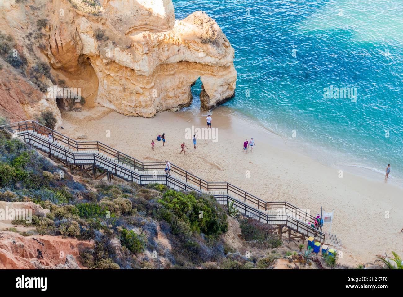 LAGOS, PORTOGALLO - 7 OTTOBRE 2017: Persone alla spiaggia di Praia do Camilo vicino a Lagos, Portogallo. Foto Stock