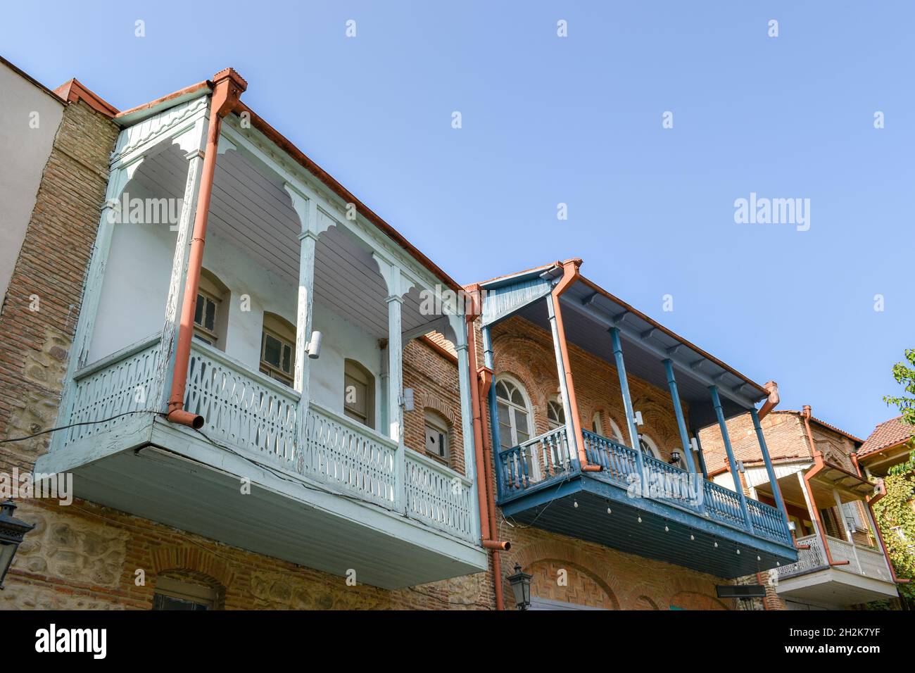 Edifici storici a Sighnaghi, Kakheti, Georgia. Tradizionali case georgiane con balconi in legno dipinte in colori pastello. Centro storico Foto Stock