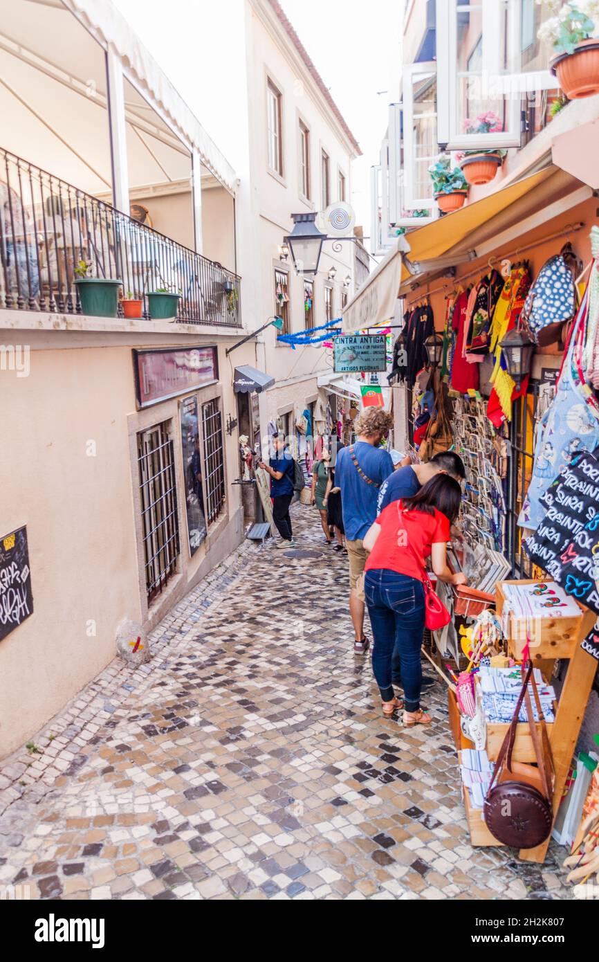 SINTRA, PORTOGALLO - 9 OTTOBRE 2017: Turisti in una strada stretta a Sintra, Portogallo Foto Stock