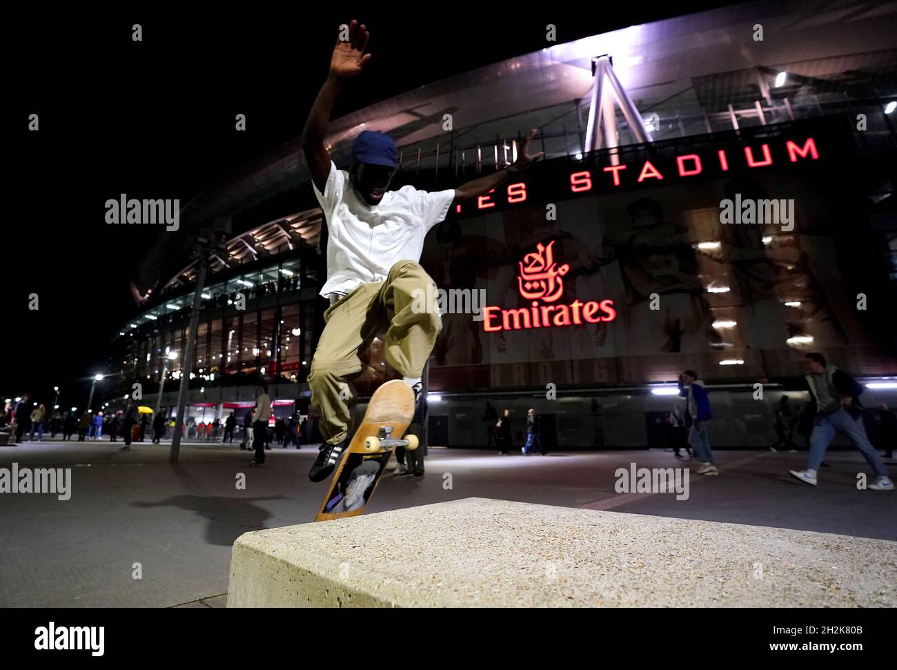 Una persona skateboard fuori dallo stadio prima della partita della Premier League all'Emirates Stadium di Londra. Data foto: Venerdì 22 ottobre 2021. Foto Stock