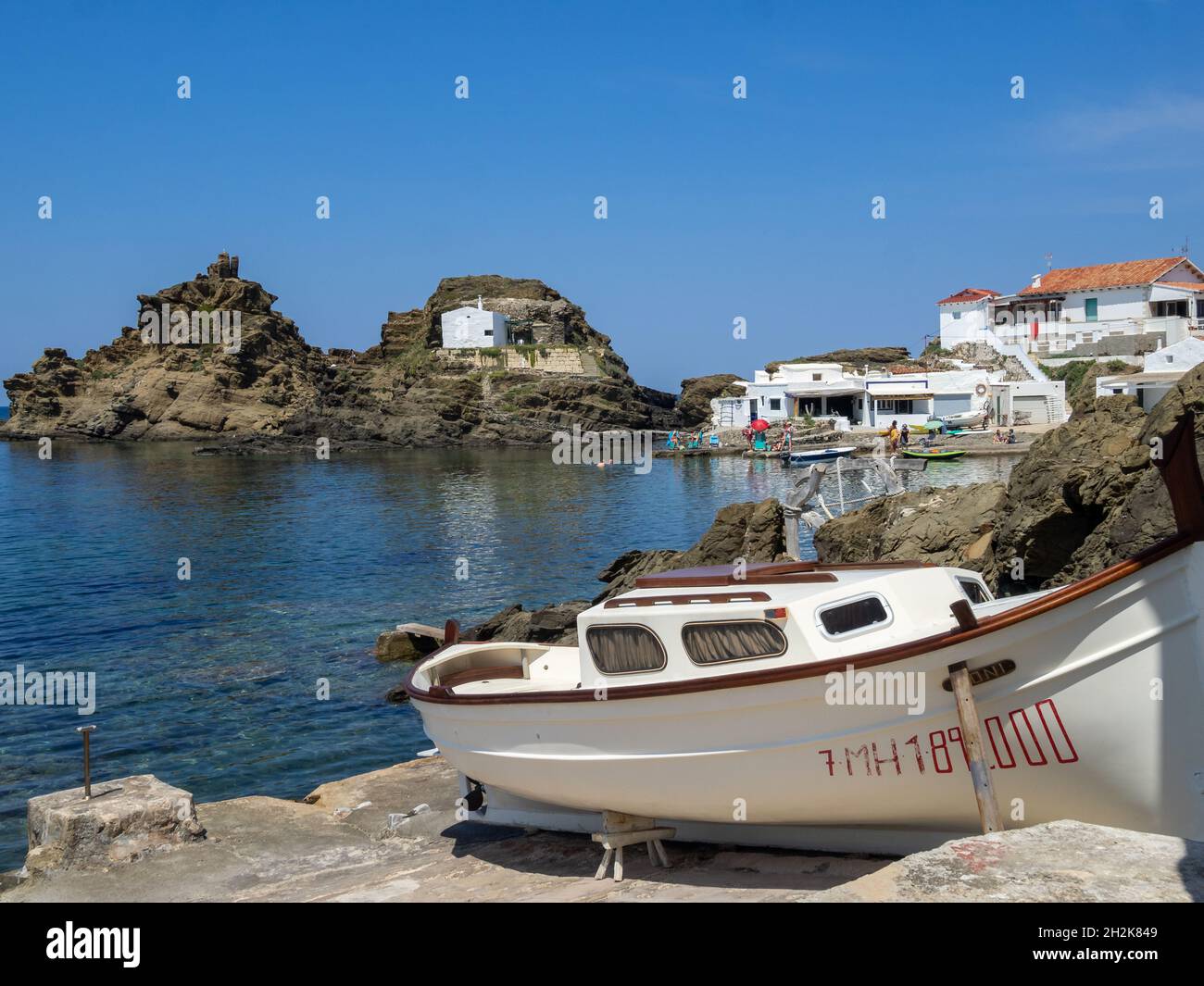 Piccola barca in acqua a SA Mesquida, Minorca Foto Stock