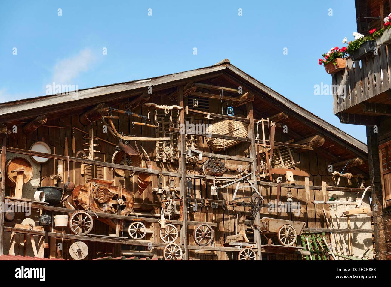 Vecchia casa di legno quot Fidels Talina quot decorato con molti antichi oggetti di prima giornata sulla parete esterna. Brigels Surselva Grigioni Svizzera Foto Stock