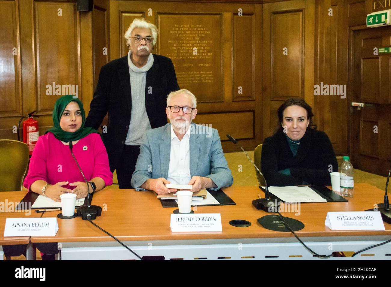 Londra, Regno Unito. 22 ottobre 2021. Speaker Apsana Begum, Tariq Ali, Jeremy Corbyn, Stella Moris - Un raduno si svolge presso la Convocation Hall di Westminster a sostegno di Julian Assange. Il Tribunale di Belmarsh esporrà le atrocità commesse dal governo degli Stati Uniti negli ultimi dieci anni, dai crimini di guerra in Iraq alla tortura a Guantánamo Bay. L’evento trae ispirazione dal Tribunale Russell-Sartre del 1966, quando i rappresentanti di 18 paesi si riunirono per rendere gli Stati Uniti responsabili dei crimini di guerra in Vietnam, in assenza di un’autorità internazionale che osava farlo. Tariq Ali, che ha preso la par Foto Stock