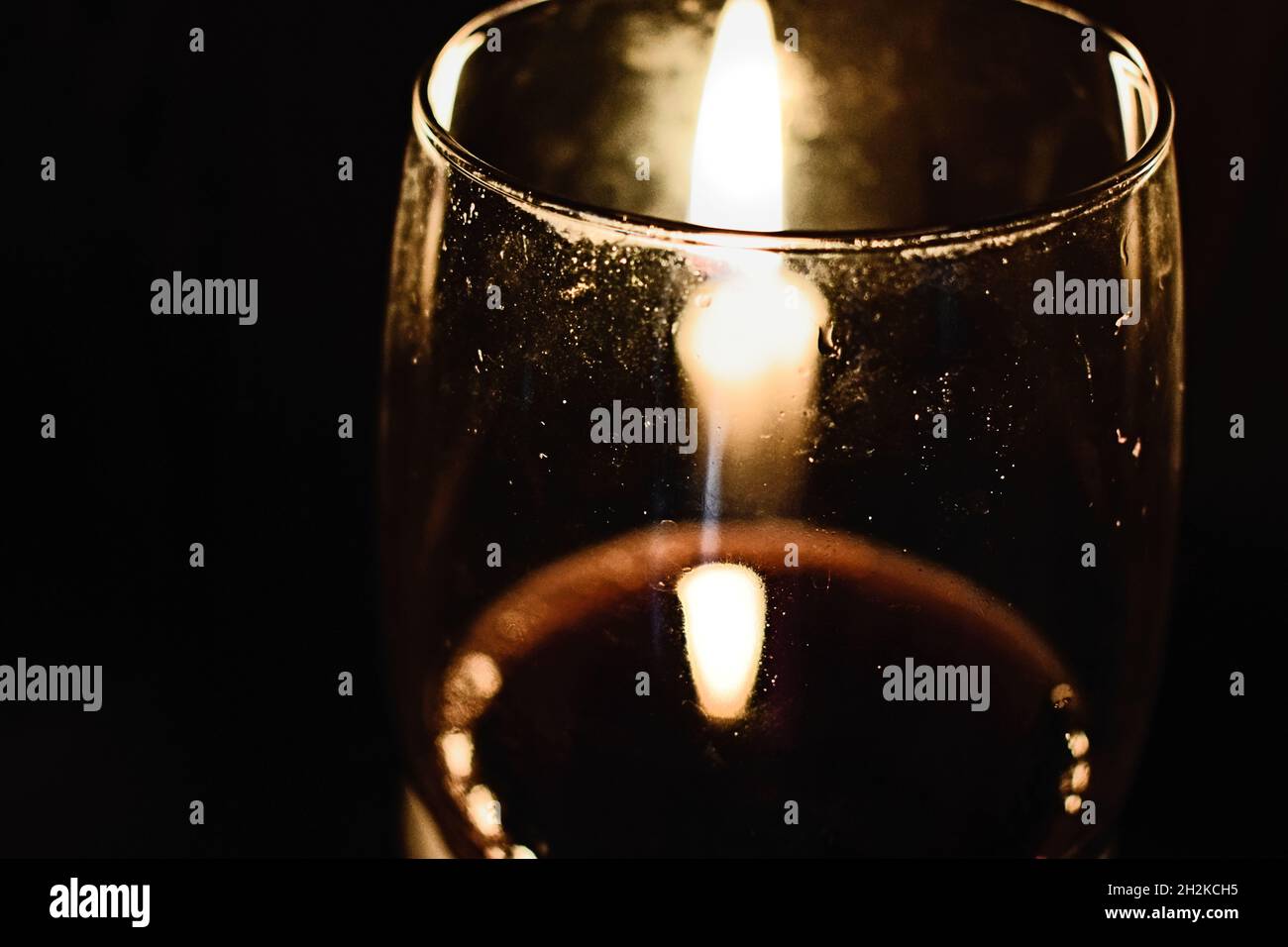 Primo piano di una candela in un candeliere di vetro. Foto Stock