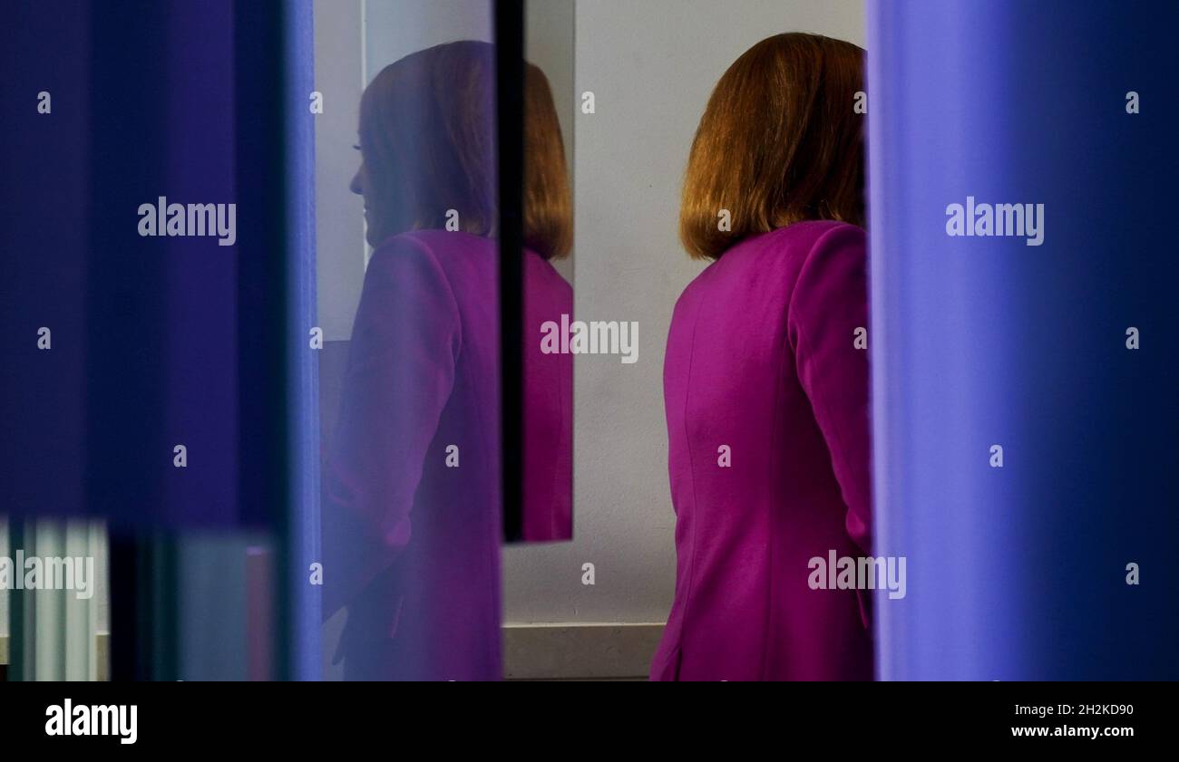 Washington DC, Stati Uniti. 22 ottobre 2021. Il segretario alla Casa Bianca Jen Psaki parla con i giornalisti della Casa Bianca venerdì 22 ottobre 2021. Psaki ha risposto alle domande riguardanti il municipio del presidente Biden la notte precedente a Baltimora, MD. Foto di Leigh Vogel/UPI Credit: UPI/Alamy Live News Foto Stock