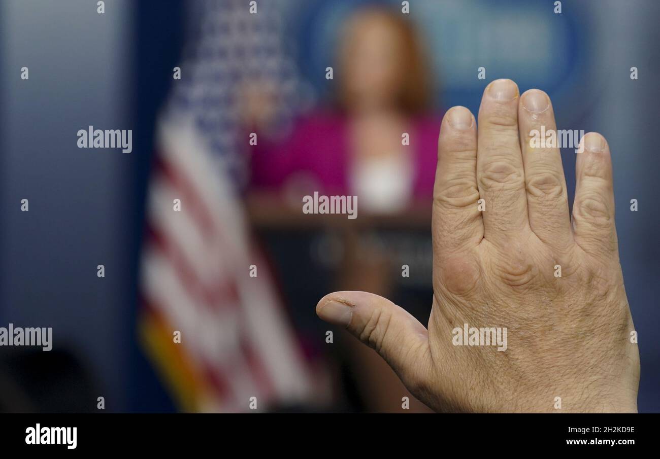 Washington DC, Stati Uniti. 22 ottobre 2021. Il segretario alla Casa Bianca Jen Psaki parla con i giornalisti della Casa Bianca venerdì 22 ottobre 2021. Psaki ha risposto alle domande riguardanti il municipio del presidente Biden la notte precedente a Baltimora, MD. Foto di Leigh Vogel/UPI Credit: UPI/Alamy Live News Foto Stock