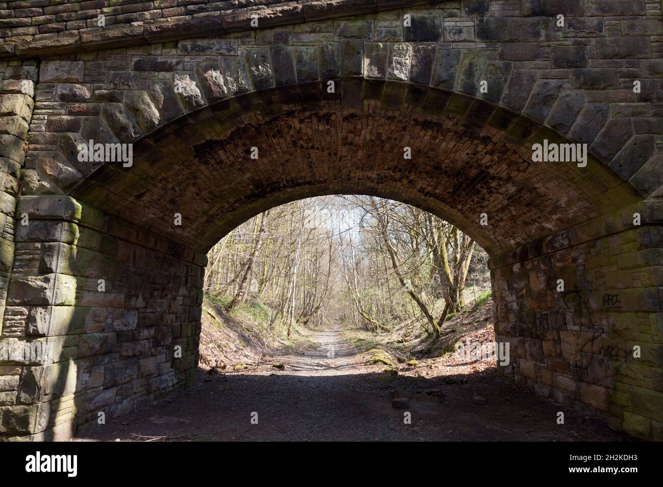 Passerella attraverso la diramazione della ferrovia di Rishworth, Sowerby Bridge, West Yorkshire Foto Stock