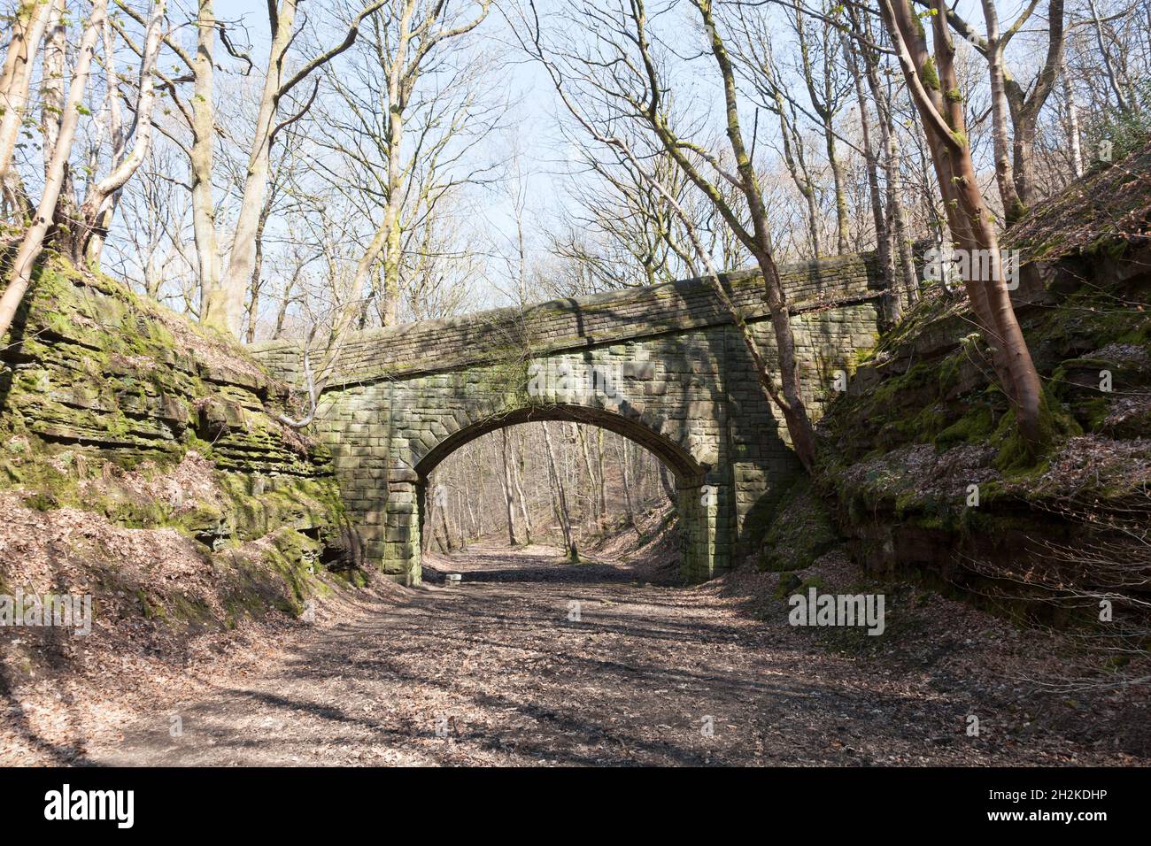 Bridge sopra la disutilizzata ferrovia di Rishworth Branch, Ripponden, West Yorkshire Foto Stock
