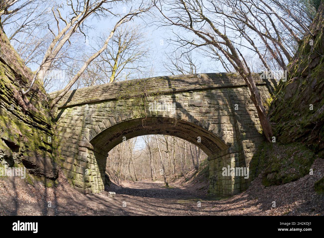 Bridge sopra la disutilizzata ferrovia di Rishworth Branch, Ripponden, West Yorkshire Foto Stock