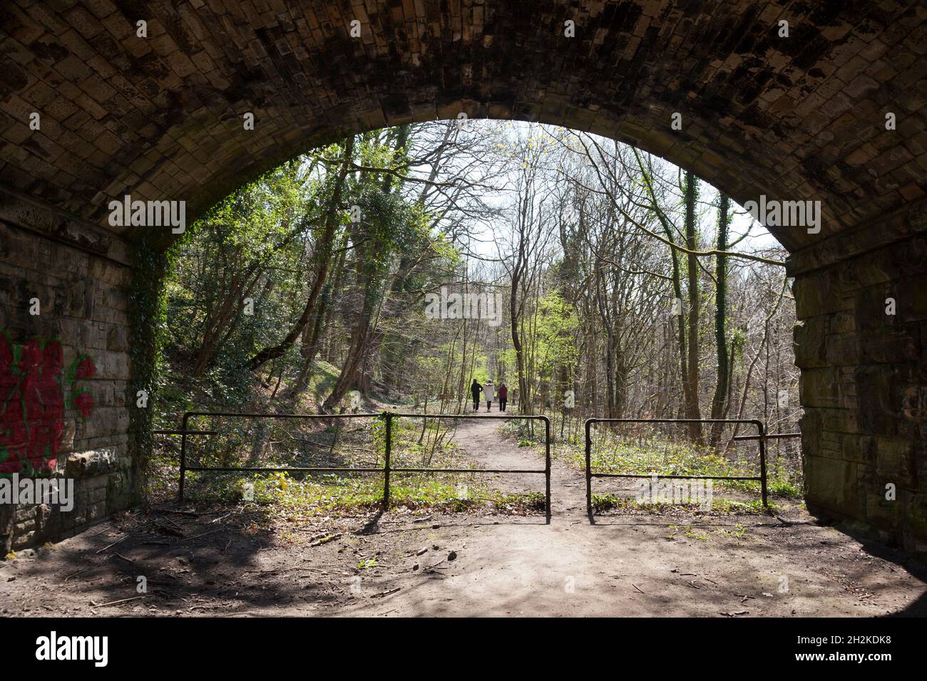 Persone che camminano lungo la disutilizzata linea ferroviaria di Rishworth Branch, Ripponden, Sowerby Bridge Foto Stock