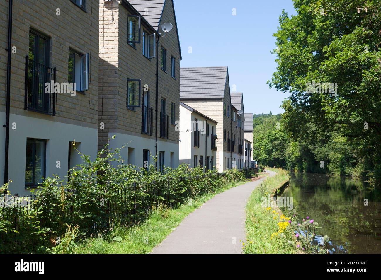 Moderno edificio sul lato del canalside, Sowerby Bridge, West Yorkshire Foto Stock