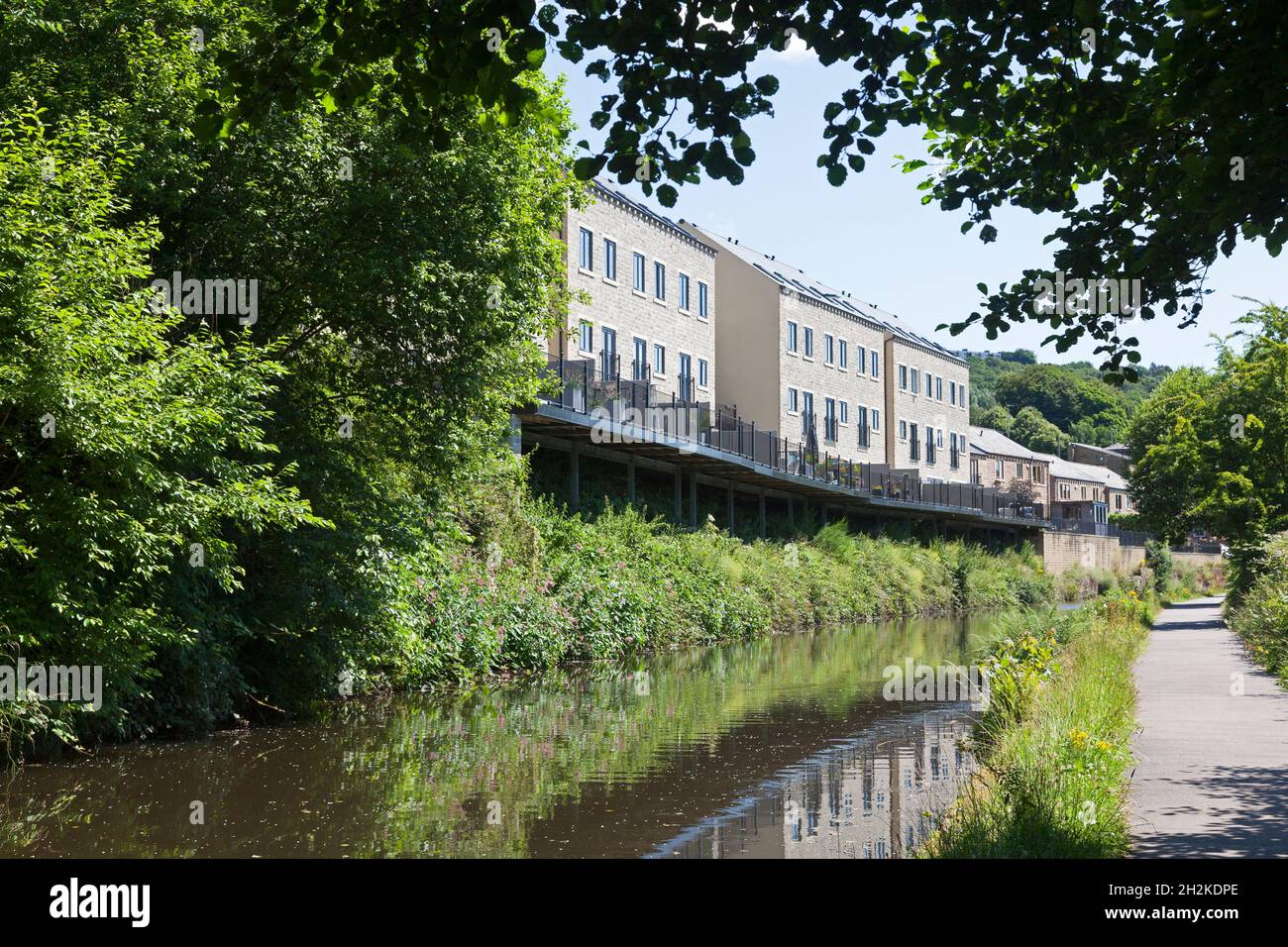 Moderno edificio sul lato del canalside, Sowerby Bridge, West Yorkshire Foto Stock