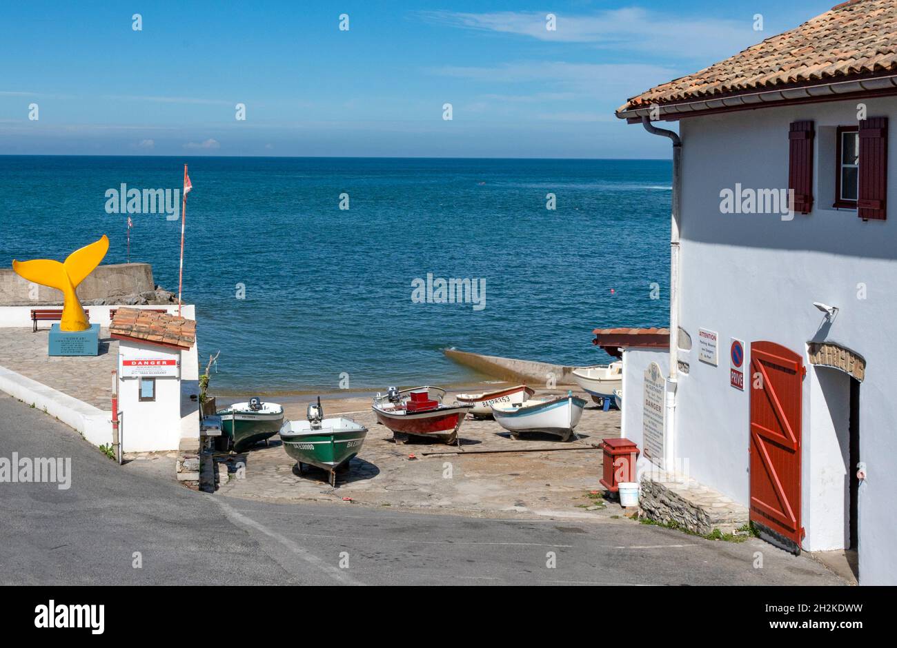 Il piccolo porto di Guéthary è uno dei porti più pittoreschi della costa atlantica basca. Foto Stock
