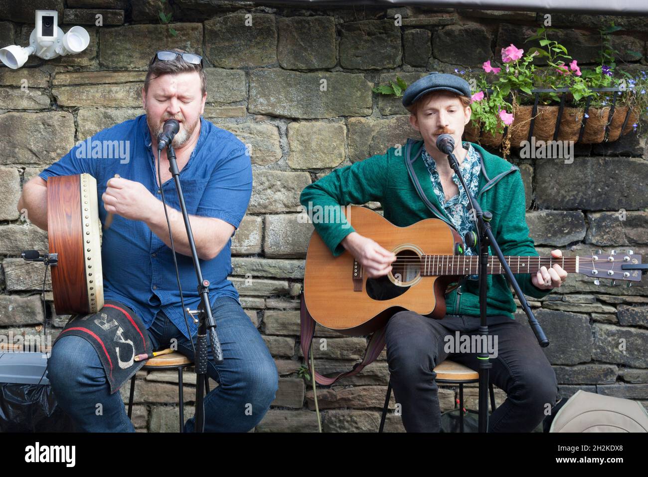 Samh e Aiden Kilroy si esibiscono al Turks Head, Sowerby Bridge, West Yorkshire Foto Stock
