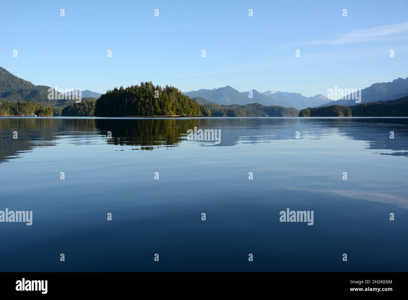 Le rive dell'isola di Meares Nuu-chah-nullh territorio di prima nazione, in Clayoquot Sound, vicino Tofino, Vancouver Island, British Columbia, Canada. Foto Stock