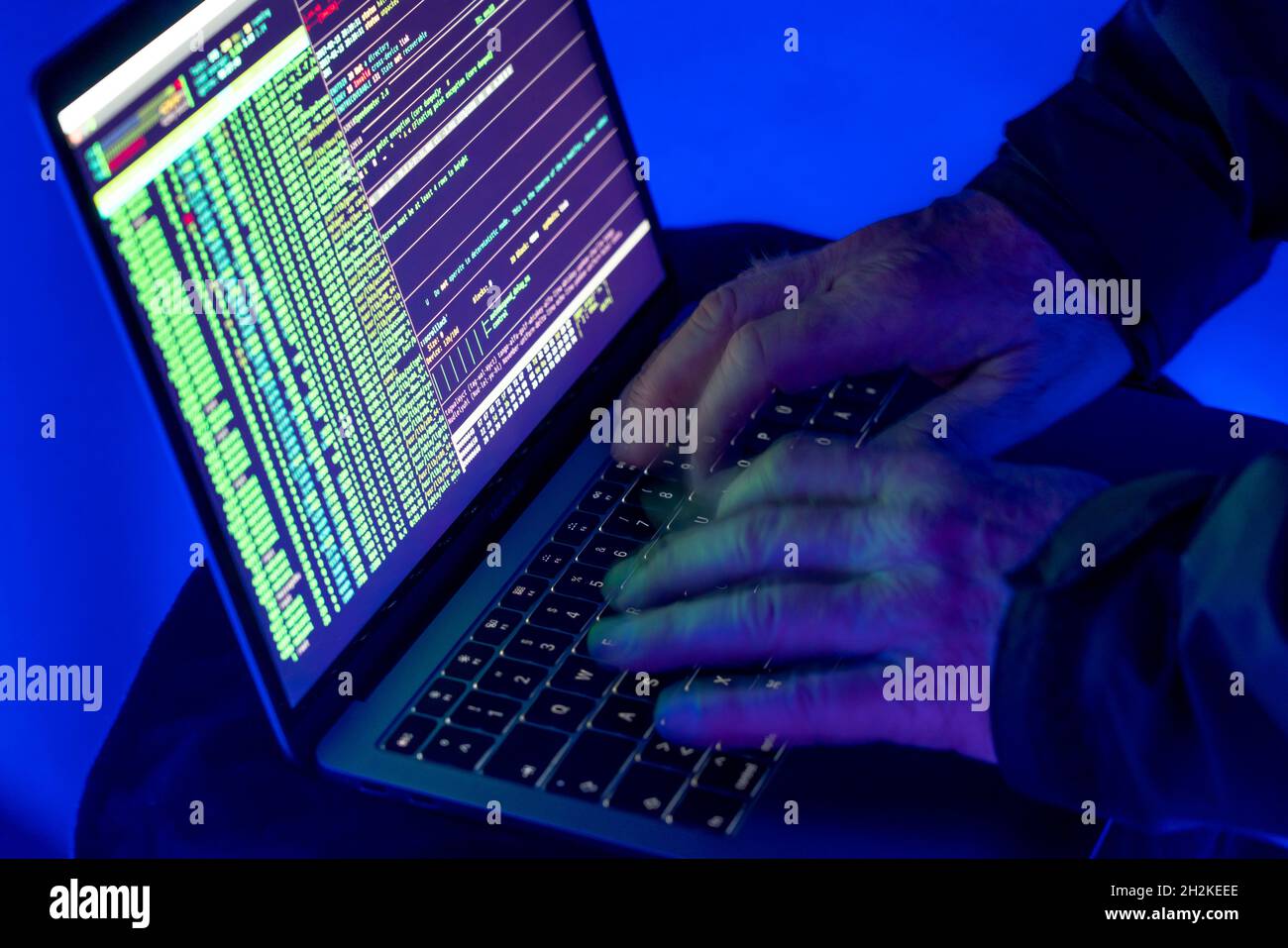 Immagine simbolica cyber attacco, criminalità informatica, cybercrimine, computer hacker attacco una rete, computer, infrastruttura IT Foto Stock