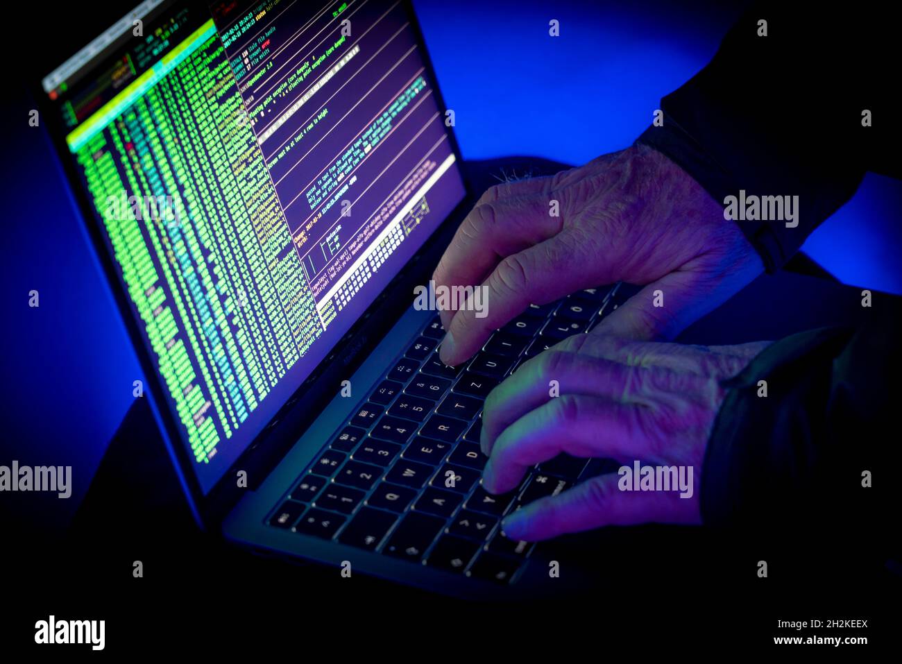 Immagine simbolica cyber attacco, criminalità informatica, cybercrimine, computer hacker attacco una rete, computer, infrastruttura IT Foto Stock