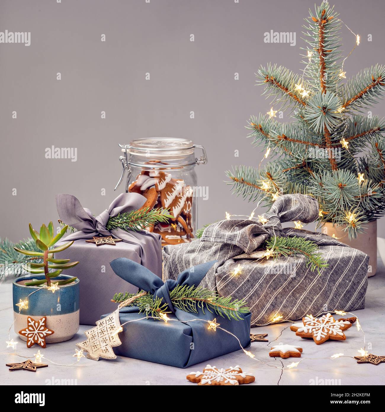 Concetto di vacanza ecologico. Furoshiki in tela avvolta regali per Natale Zero Waste. Foto Stock