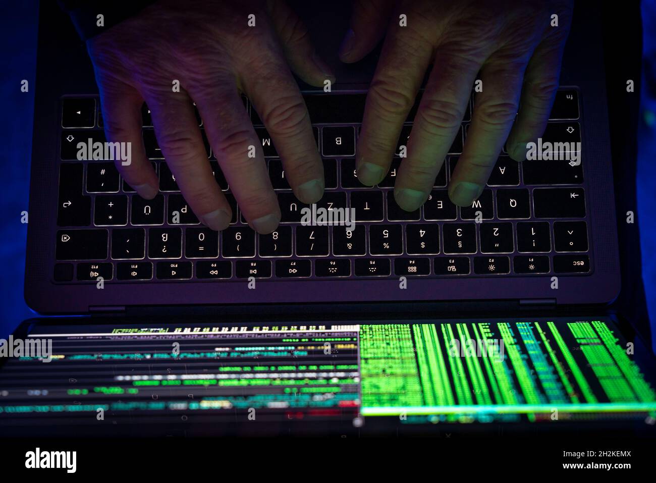 Immagine simbolica cyber attacco, criminalità informatica, cybercrimine, computer hacker attacco una rete, computer, infrastruttura IT Foto Stock