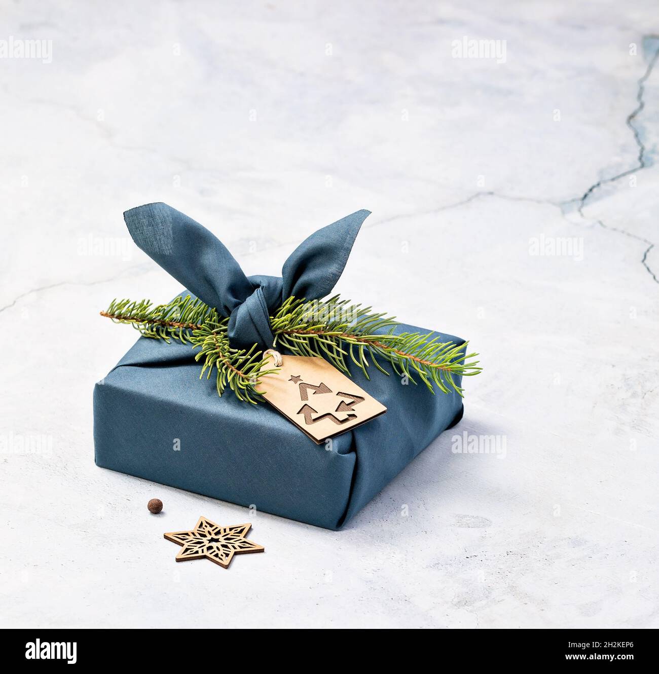 Panno blu in stile Furoshiki avvolto regalo per un regalo di Natale Zero Waste. Foto Stock