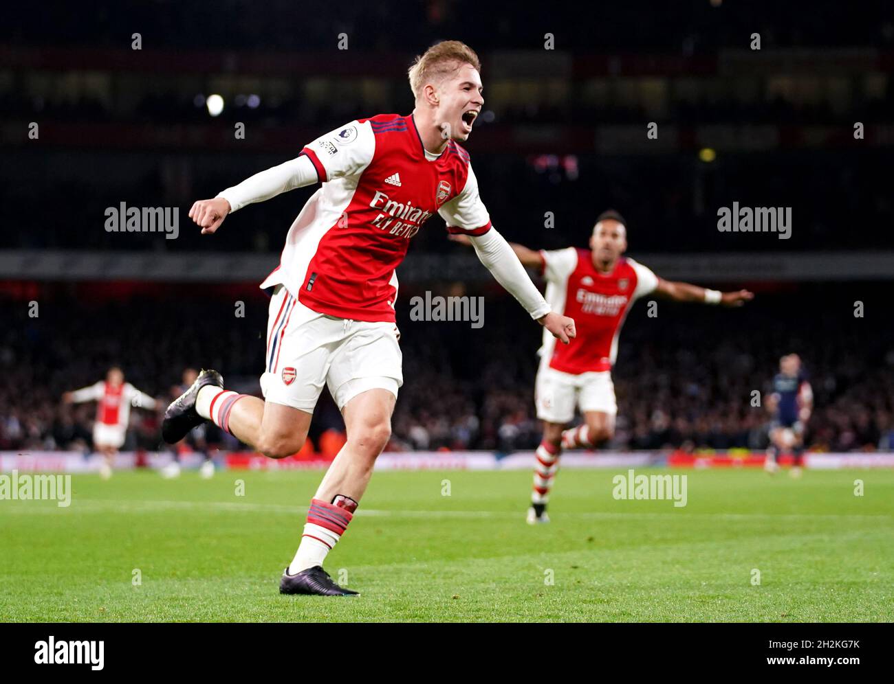 Emile Smith-Rowe dell'Arsenal celebra il terzo gol della partita durante la partita della Premier League all'Emirates Stadium di Londra. Data foto: Venerdì 22 ottobre 2021. Foto Stock