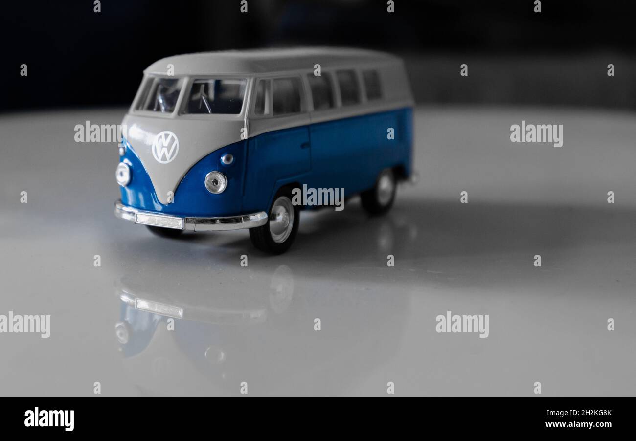 HEIDELBERG, GERMANIA - Jan 06, 2021: La miniatura di una Volkswagen T1 blu modello di auto sulla superficie bianca Foto Stock