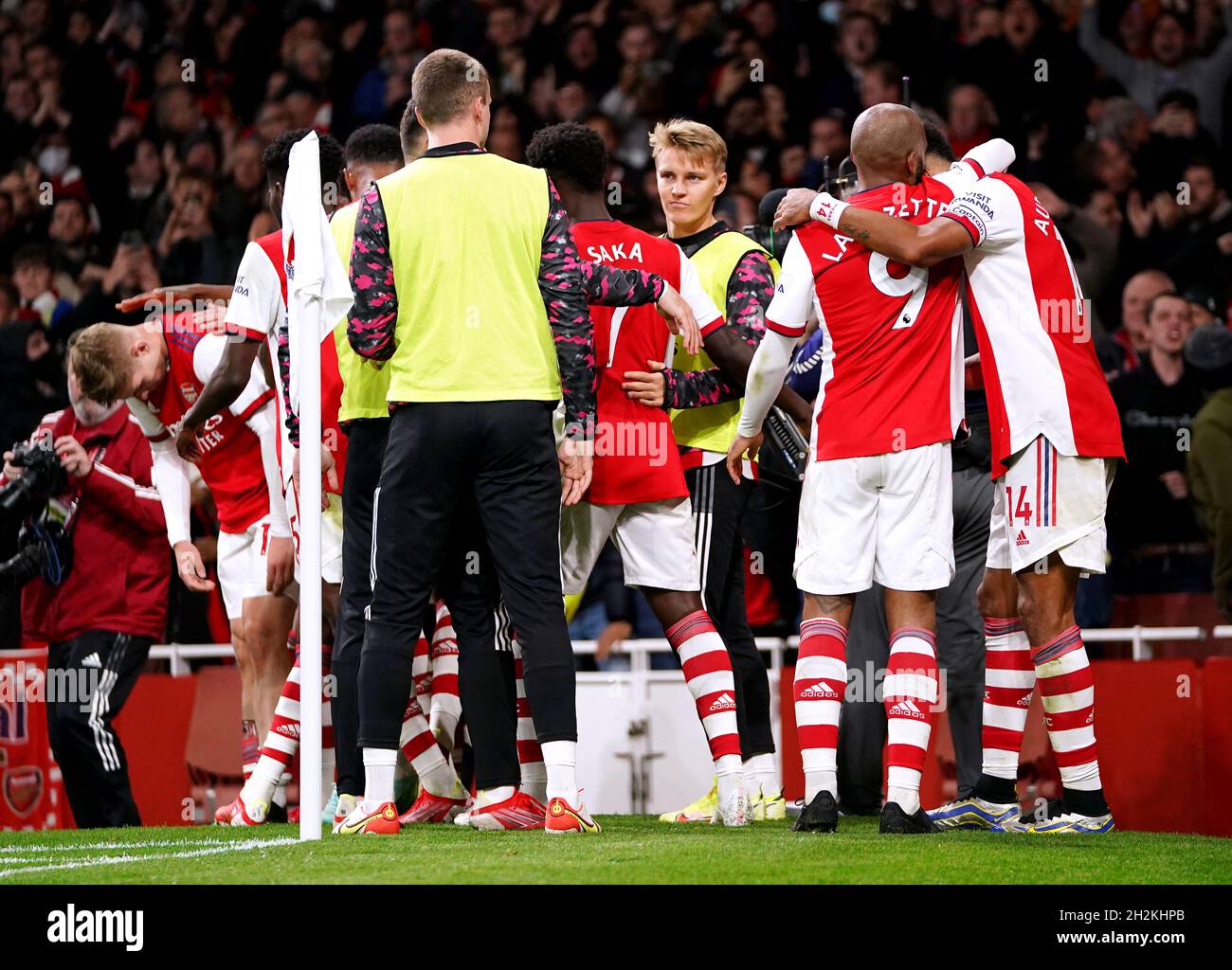 Emile Smith-Rowe (a sinistra) dell'Arsenal festeggia con i suoi compagni di squadra dopo aver segnato il terzo gol della partita durante la partita della Premier League all'Emirates Stadium di Londra. Data foto: Venerdì 22 ottobre 2021. Foto Stock