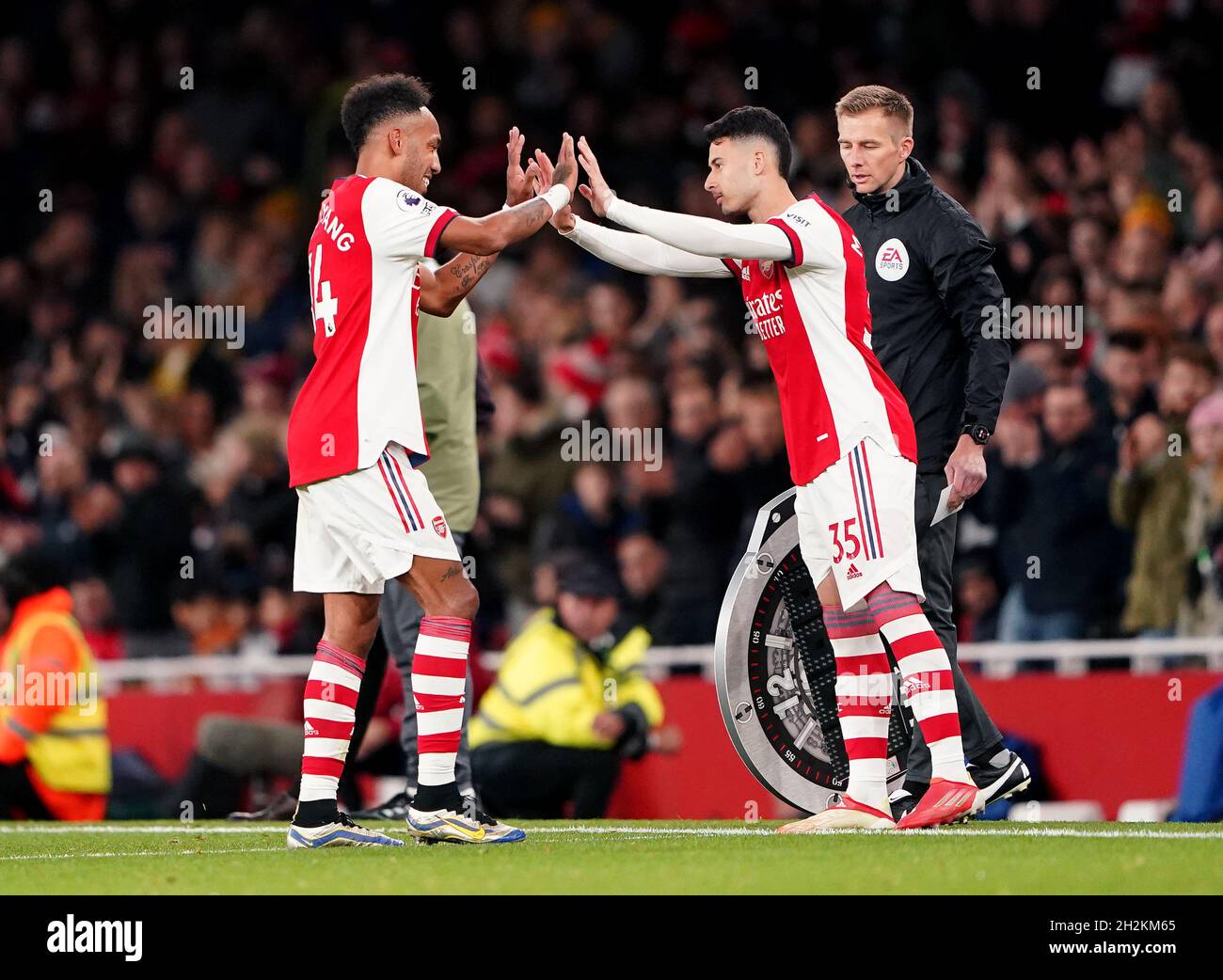 Pierre-Emerick Aubameyang dell'Arsenal è sostituito dal compagno di squadra Gabriel Martinelli durante la partita della Premier League all'Emirates Stadium di Londra. Data foto: Venerdì 22 ottobre 2021. Foto Stock