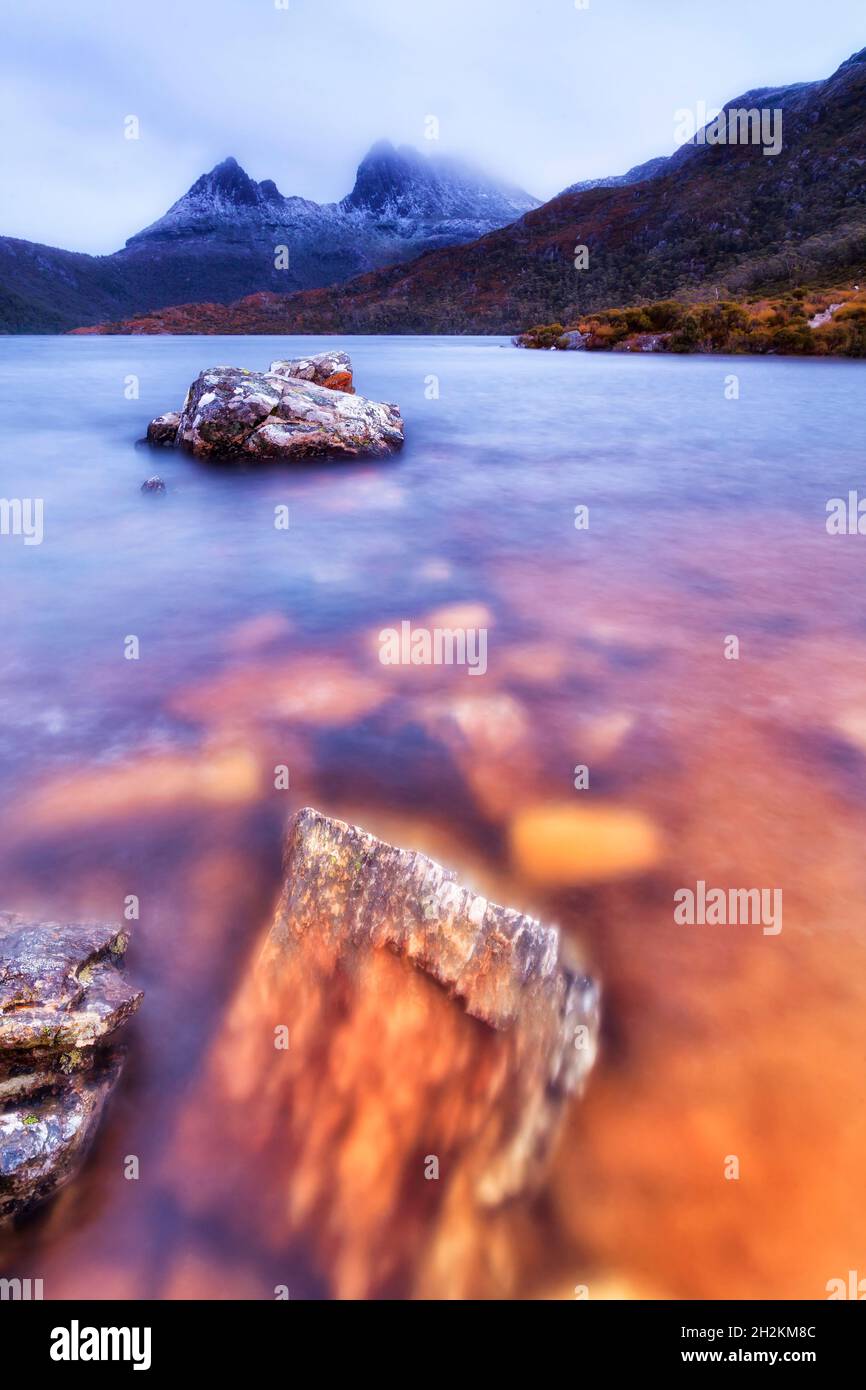 Acque fredde e limpide del lago dove nel parco nazionale di Cradle Mountain in Tasmania, Australia, al tramonto. Foto Stock