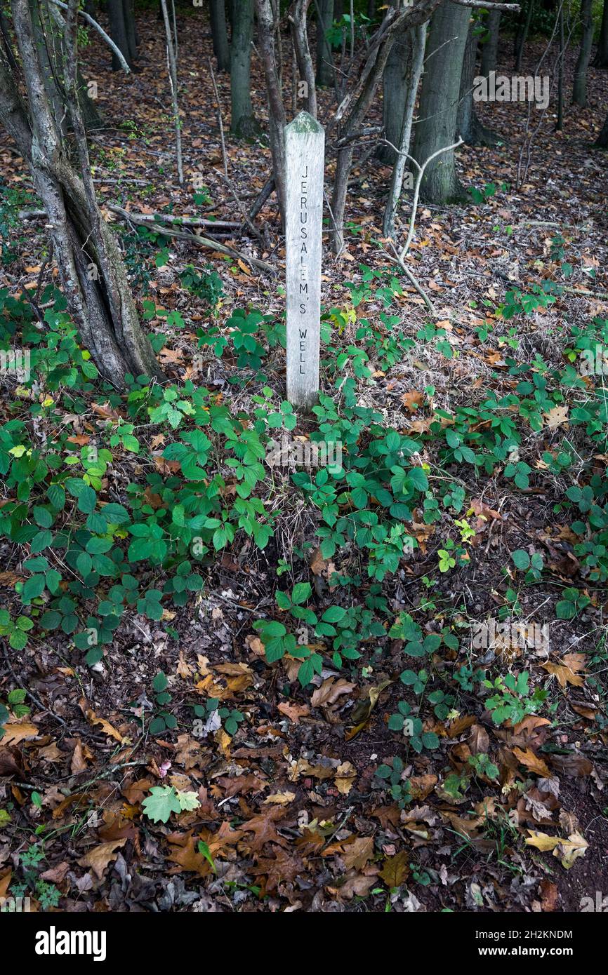 Un posto di quercia segna il sito del pozzo di Gerusalemme, Sherwood Forest, Nottinghamshire, Inghilterra, Regno Unito Foto Stock