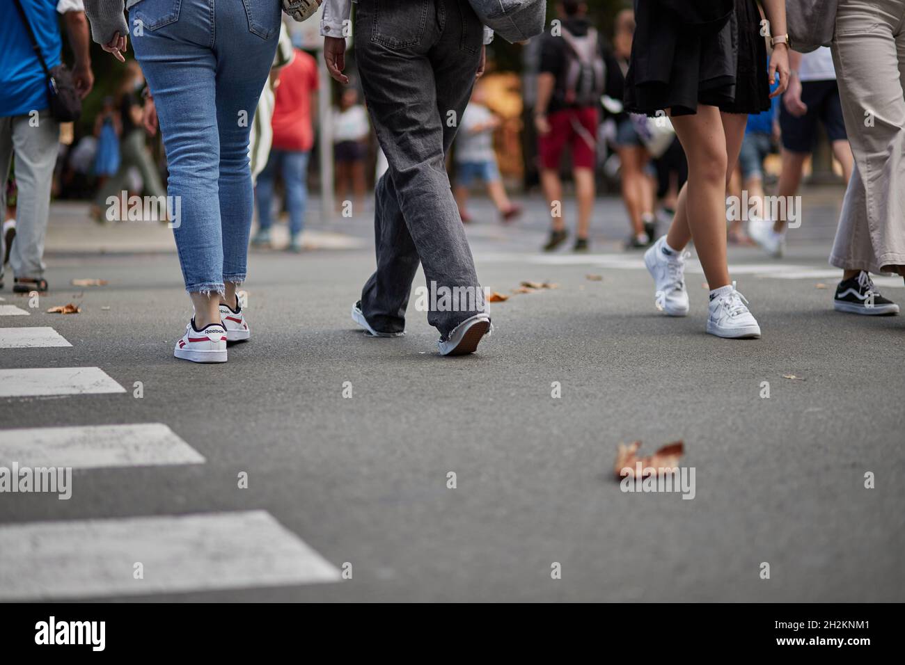 Persone che attraversano una strada a San Sebastian (Euskadi, Spagna). Foto Stock