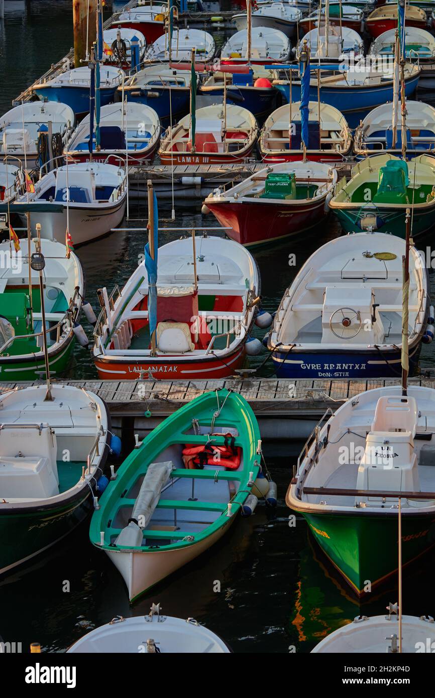 Barche colorate che riposano al porto turistico di San Sebastian (Euskadi, Spagna). Foto Stock