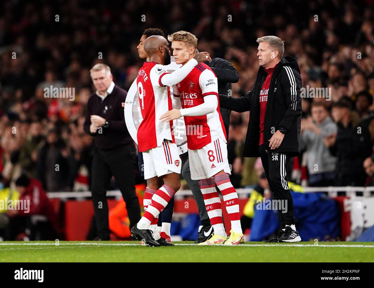 Alexandre Lacazette dell'Arsenal (a sinistra) è sostituito dal compagno di squadra Martin Odegaard durante la partita della Premier League all'Emirates Stadium di Londra. Data foto: Venerdì 22 ottobre 2021. Foto Stock