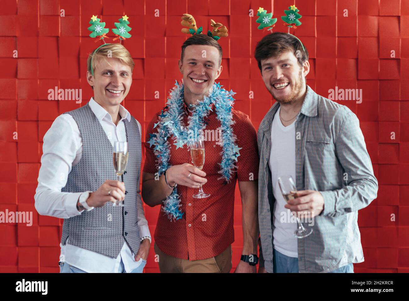 Tre giovani celebrano Natale o Capodanno. Foto Stock