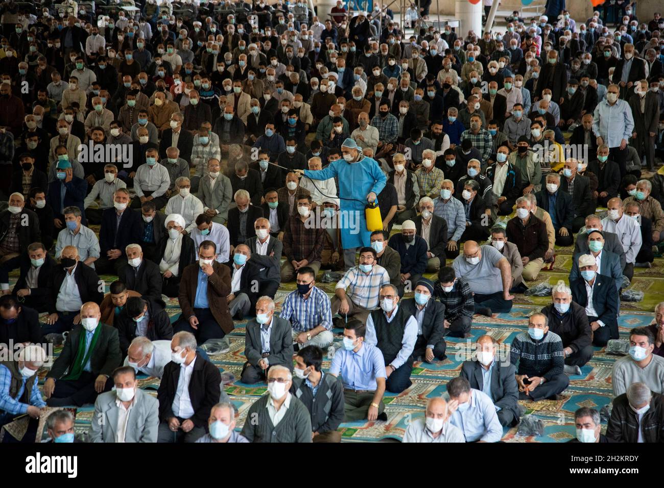 Teheran, Iran. 22 ottobre 2021. (10/22/2021) Un uomo indossa un equipaggiamento protettivo disinfetta nel campus dell'Università di Teheran durante la preghiera del primo venerdì dallo scoppio del COVID-19 a Teheran, Iran. (Foto di Sobhan Farajvan/Pacific Press/Sipa USA) Credit: Sipa USA/Alamy Live News Foto Stock