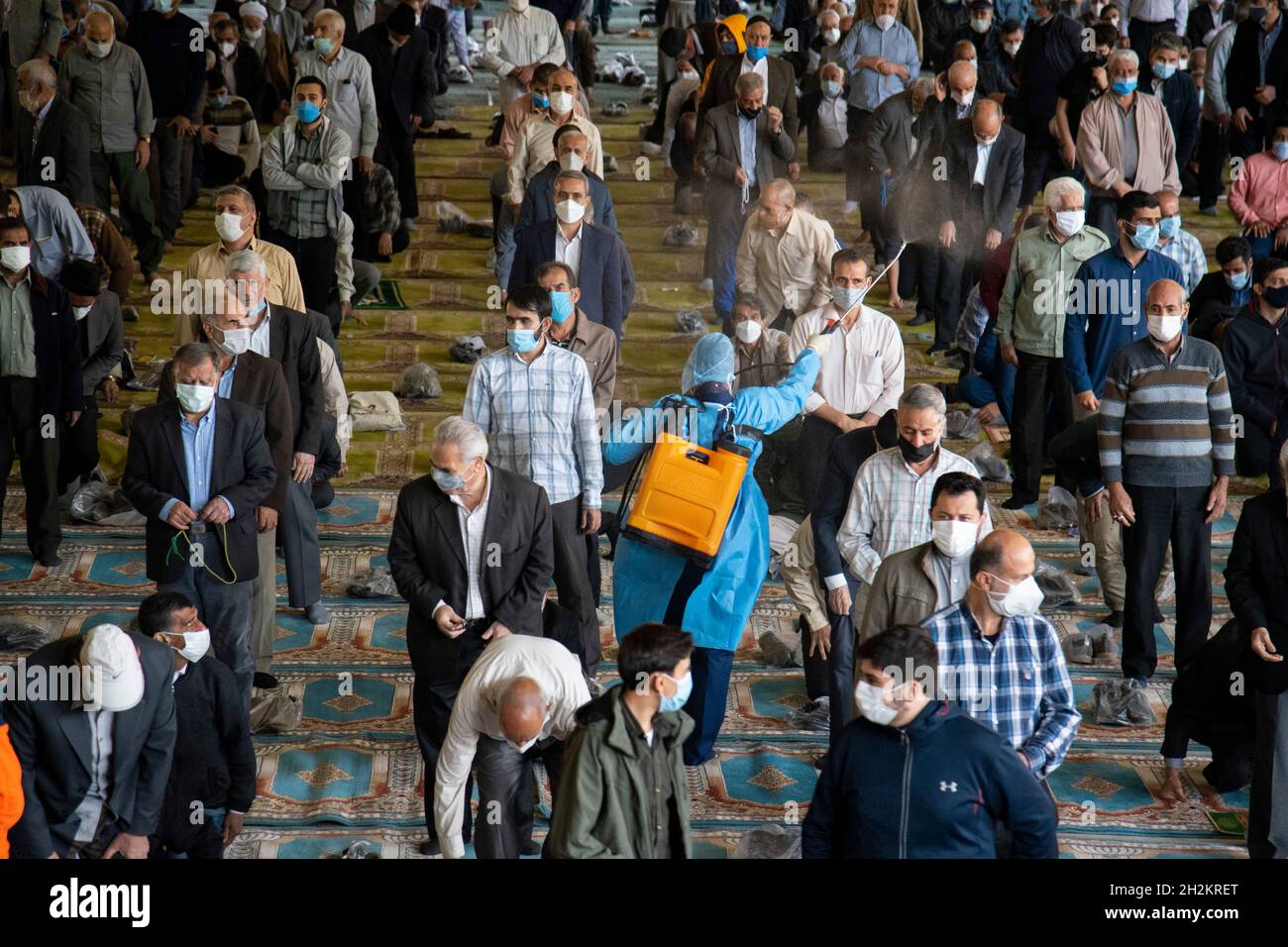 Teheran, Iran. 22 ottobre 2021. (10/22/2021) Un uomo indossa un equipaggiamento protettivo disinfetta nel campus dell'Università di Teheran durante la preghiera del primo venerdì dallo scoppio del COVID-19 a Teheran, Iran. (Foto di Sobhan Farajvan/Pacific Press/Sipa USA) Credit: Sipa USA/Alamy Live News Foto Stock