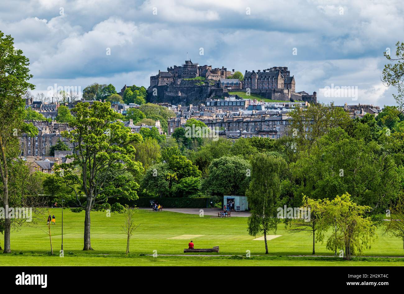 Vista del castello di Edimburgo affioramento roccioso da Inverlieth Park con persone che camminano nel parco, Scozia, Regno Unito Foto Stock