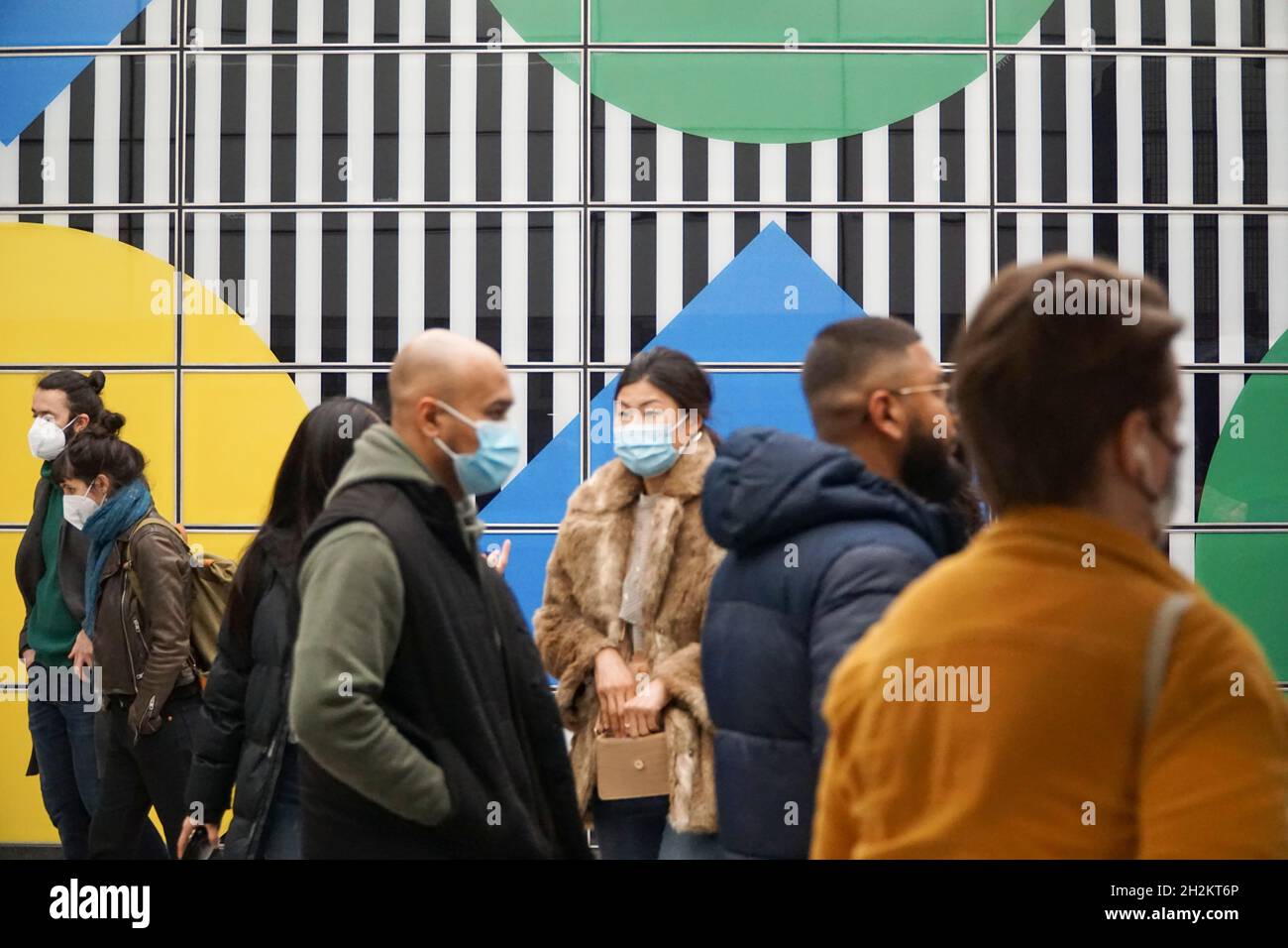 Londra, UK, 22 ottobre 2021: All'interno della stazione di Tottenham Court Road alcuni passeggeri hanno le loro maschere facciali, altri no. Nonostante i treni della metropolitana affollati e l'aumento dei casi nelle scuole, Londra ha bassi tassi di coronavirus rispetto ad altre aree del paese. Anna Watson/Alamy Live News Foto Stock